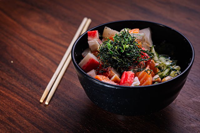 Prosty sposób na świeży obiad – sałatka surimi pełna smaku